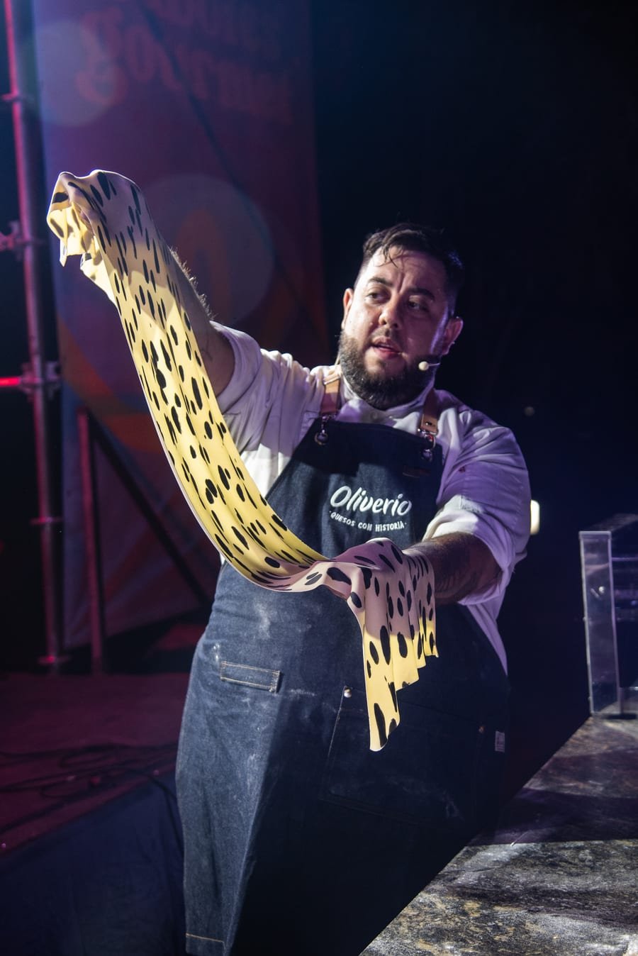 Dante Vita estirando una masa de mozzarella en vivo