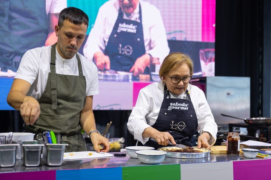 Dolli Irigoyen cocinando en el escenario de Sabores Gourmet