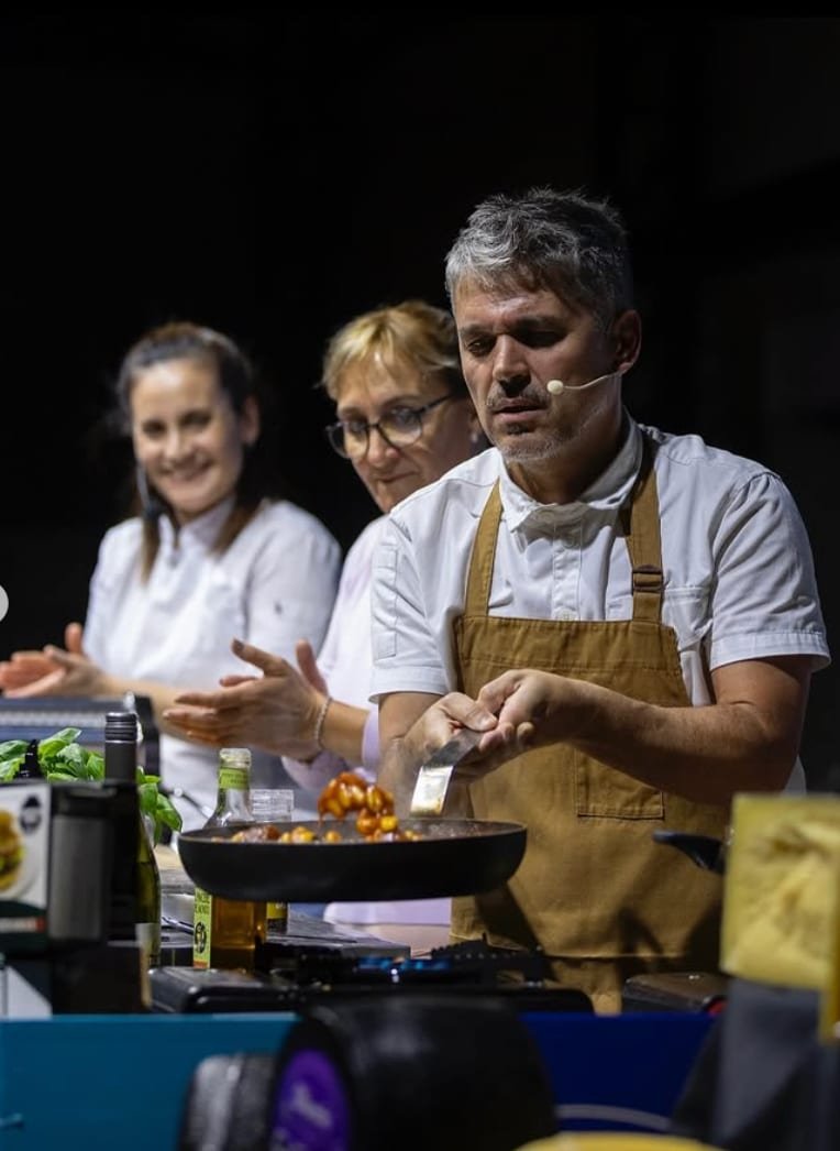 Juan Ferrara preparando un salteado en vivo
