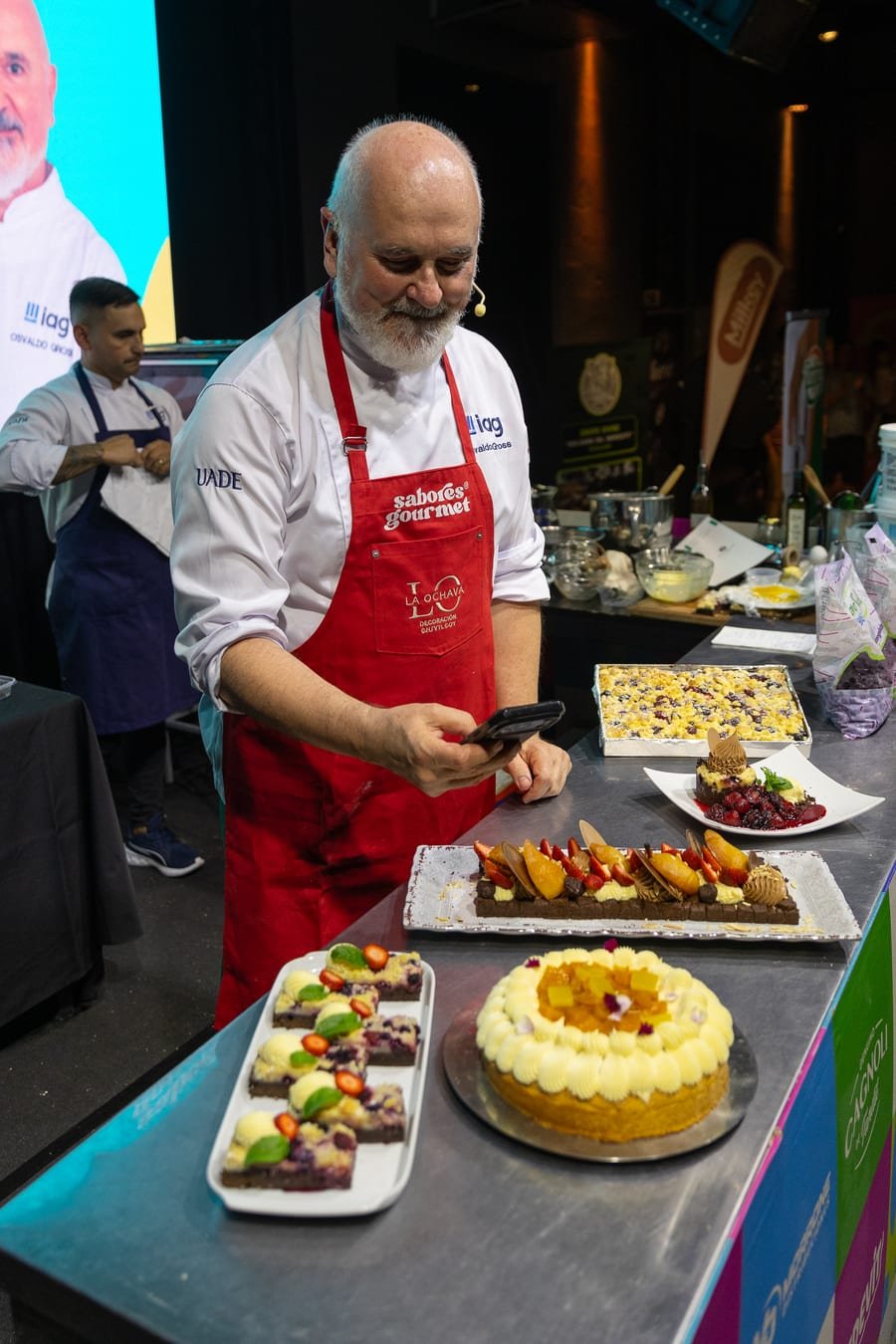 Osvaldo Gross presentando sus postres en el escenario