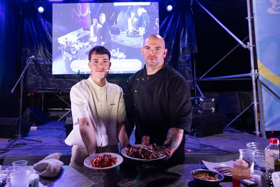 Iván Alsina presentando un plato en el escenario