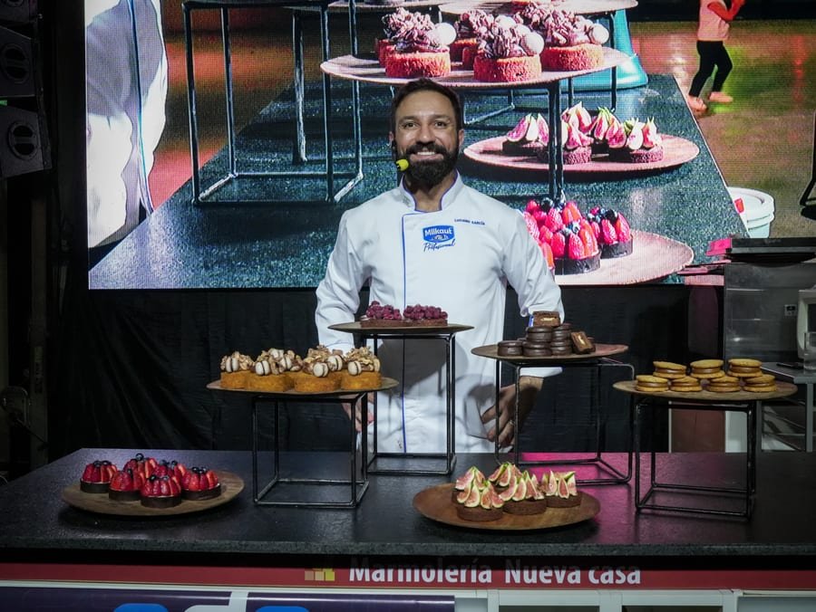 Luciano García presentando sus postres en el escenario