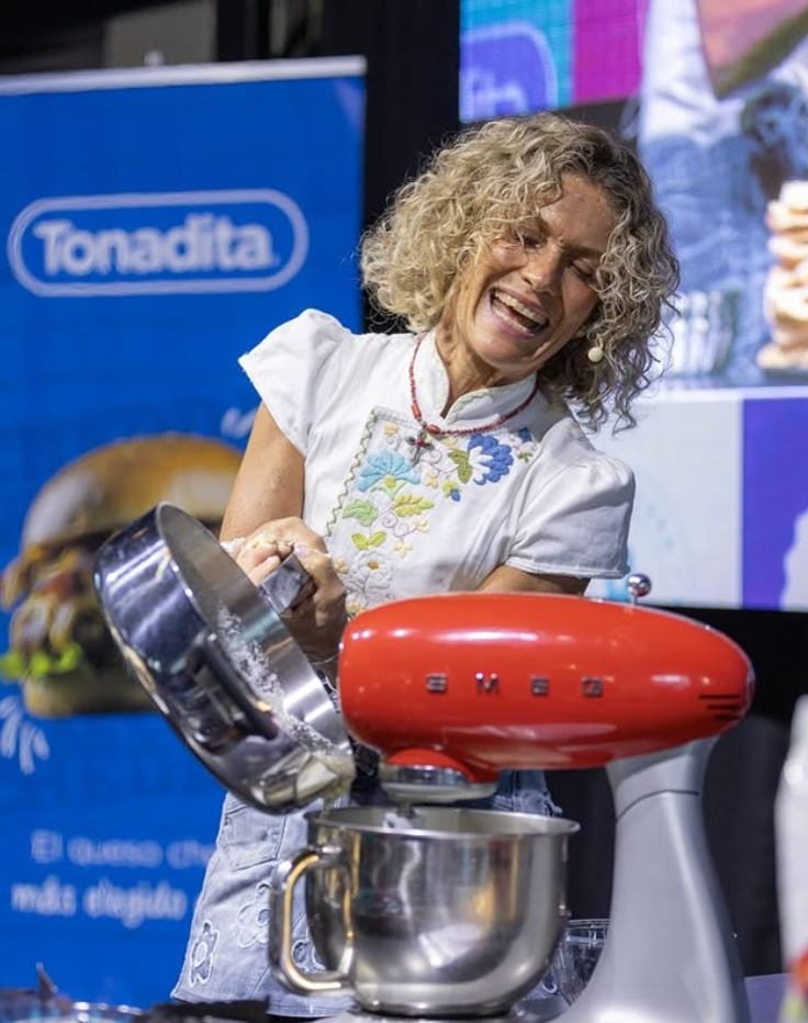 Maru Botana cocinando en vivo con una batidora