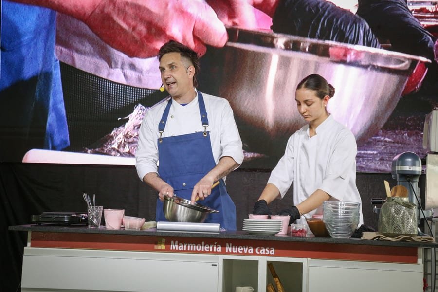Gustavo Nari cocinando en vivo en el escenario