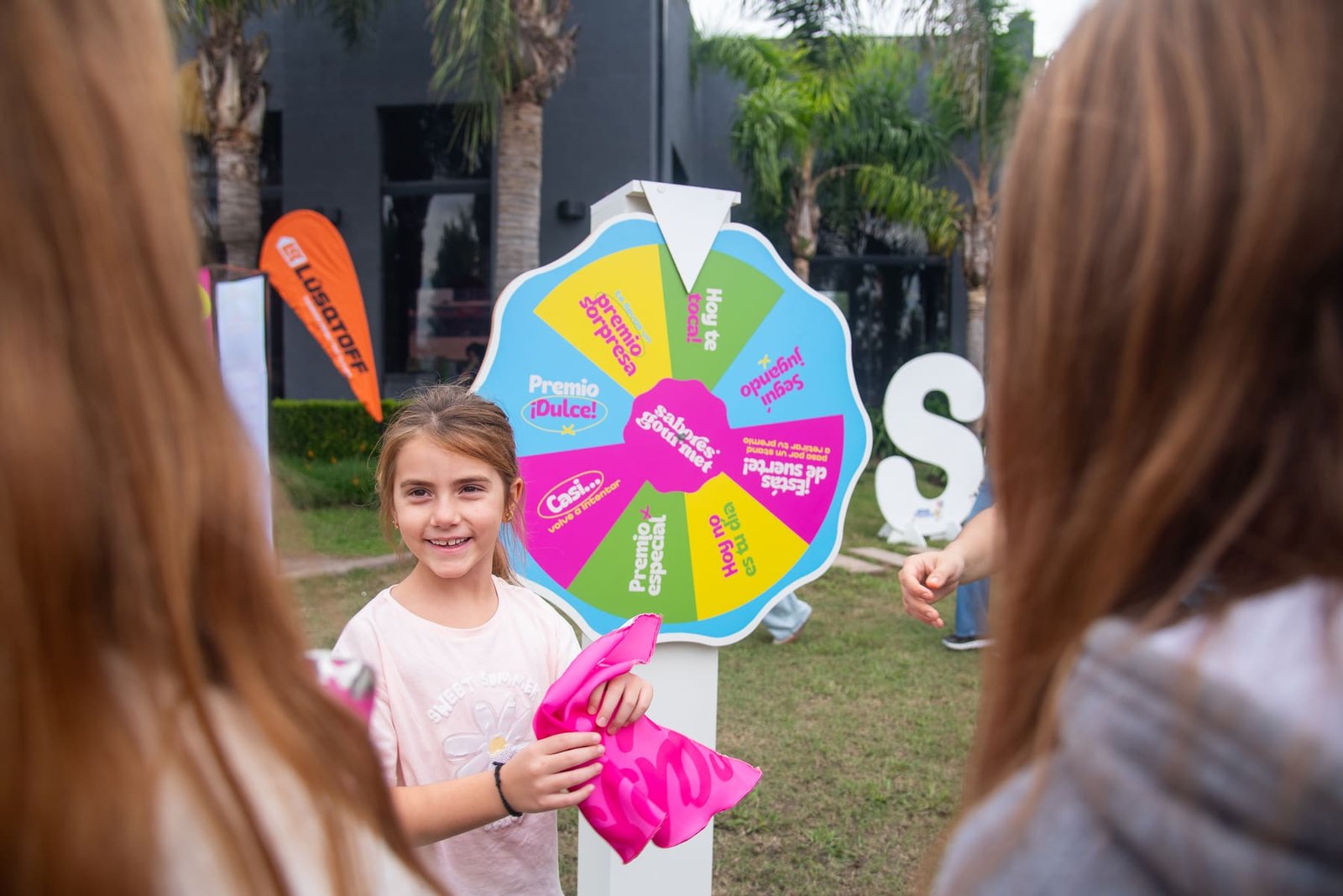 Chica girando la ruleta de premios de Sabores Gourmet